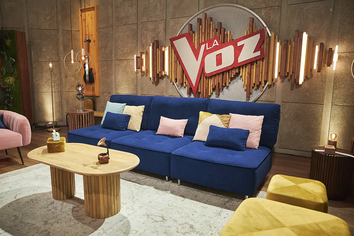 Arianne Love Sofa in “La Voz”