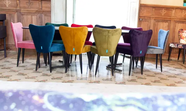 Hocker und Stühle