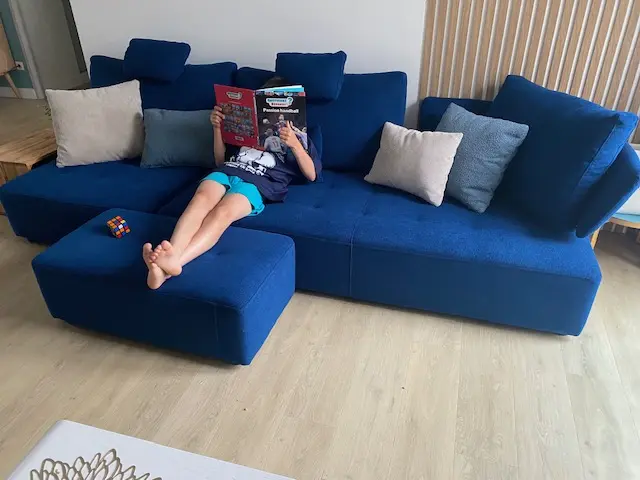 Clem dans son super canapé