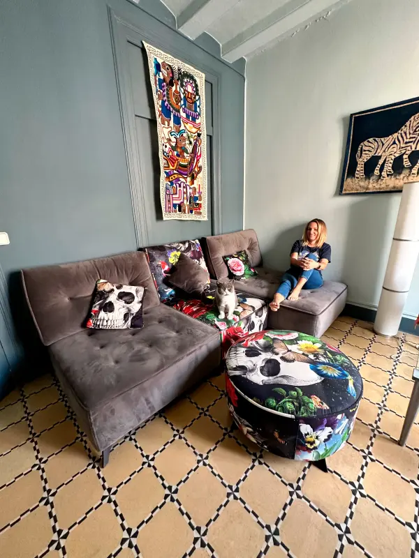 Max y su sofa Fama