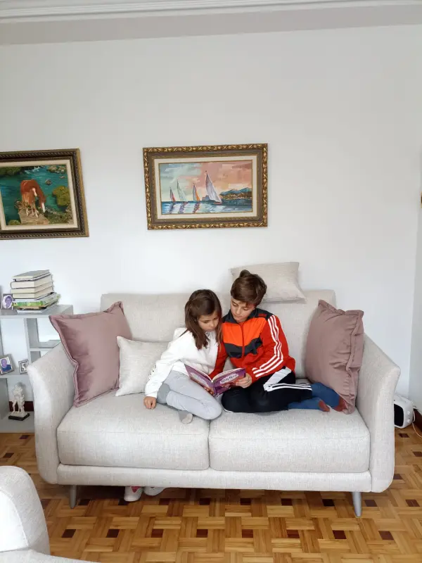 Los nietos disfrutan del sofá