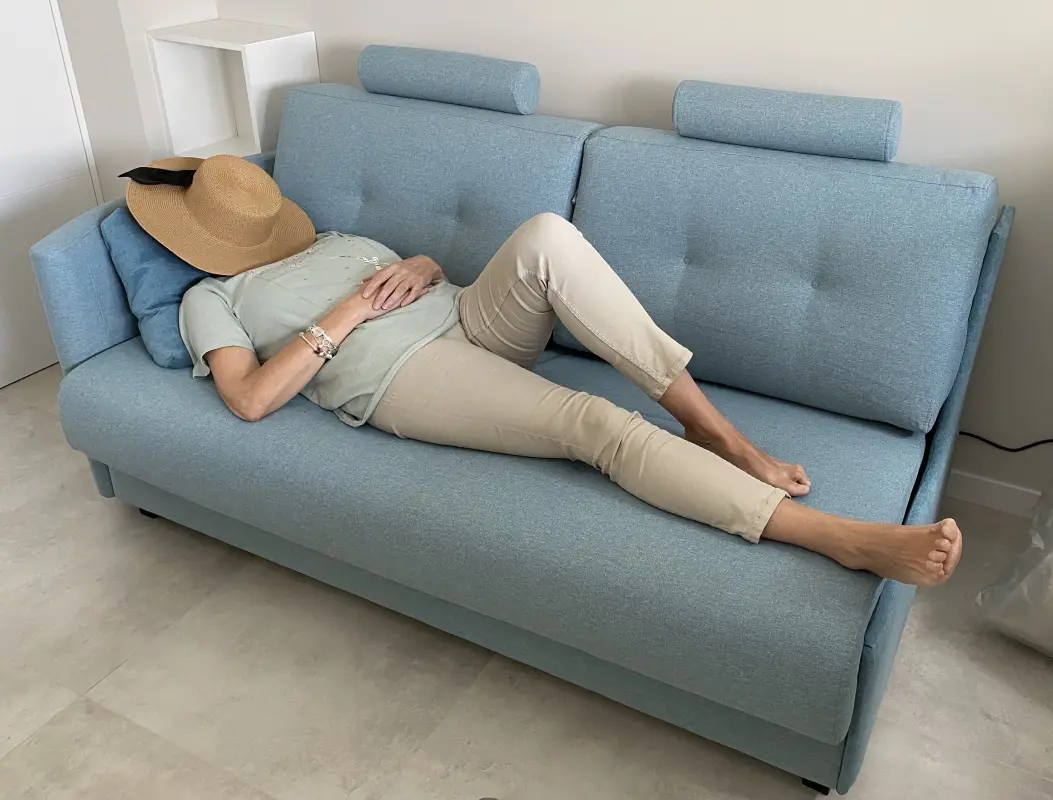 Probando nuestro nuevo sofá… y cama!