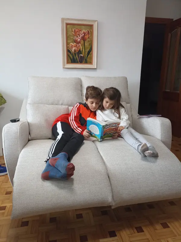 Los nietos en el sofá