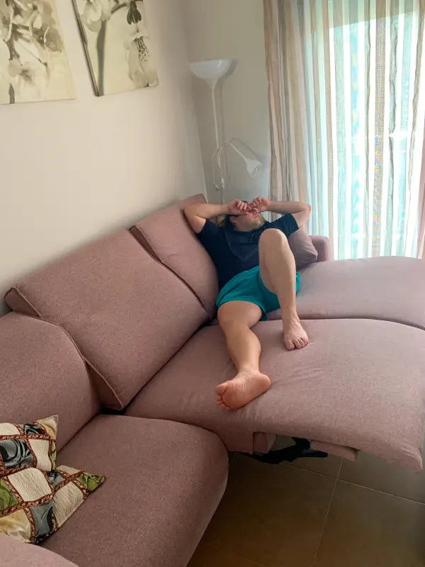 Un buen sofá, un español  y su siesta