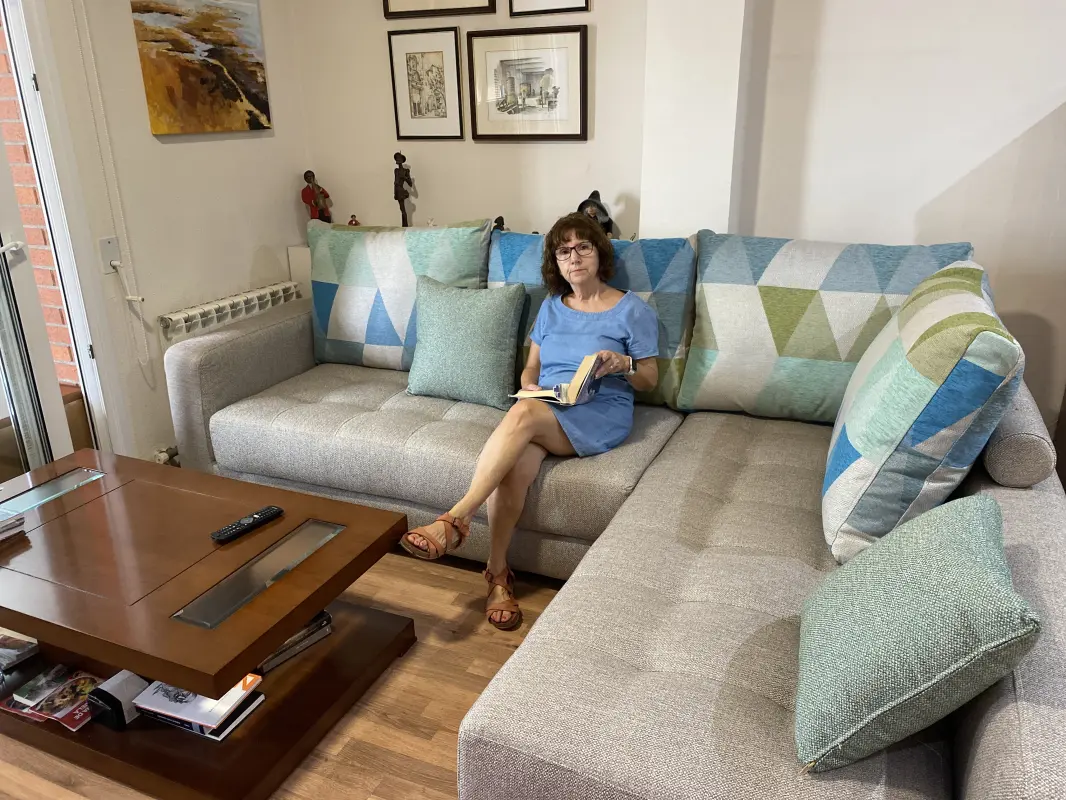 Disfrutando del sofa y la lectura