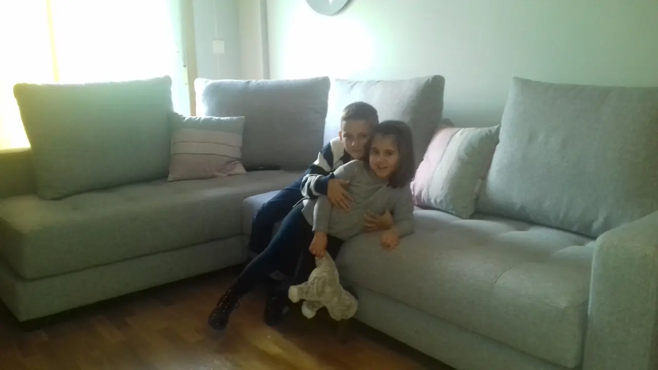 Mis hijos disfrutando nuestro super sofa