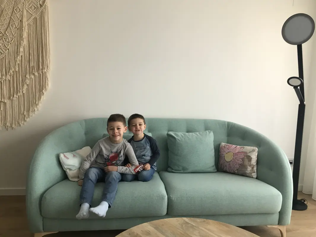 Niños en el sofá