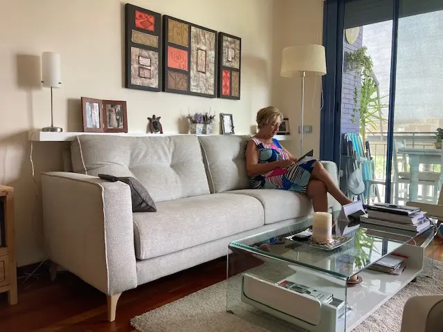 Leyendo en el sofá