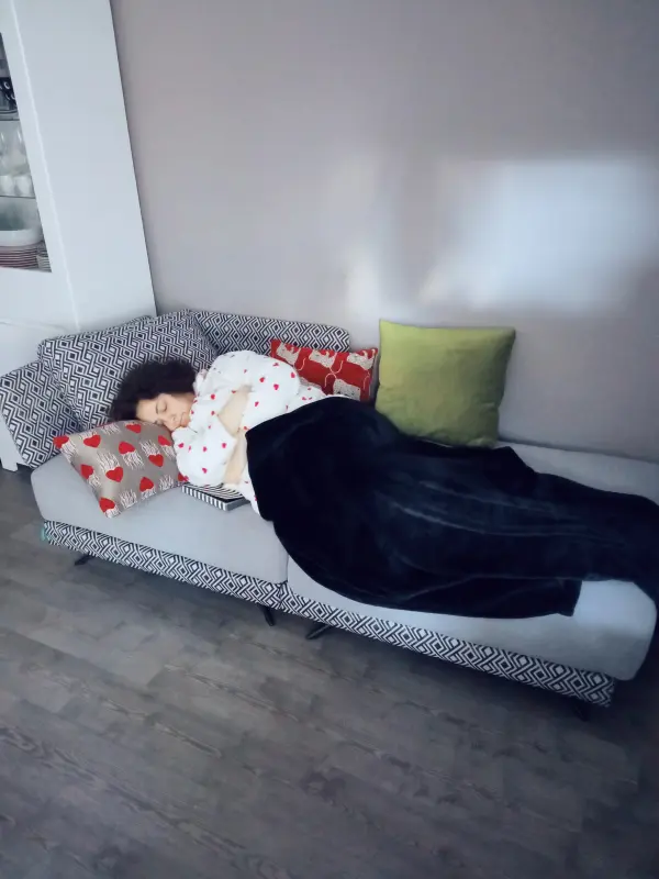 la reina de la siesta entre sus cojines y el sofá