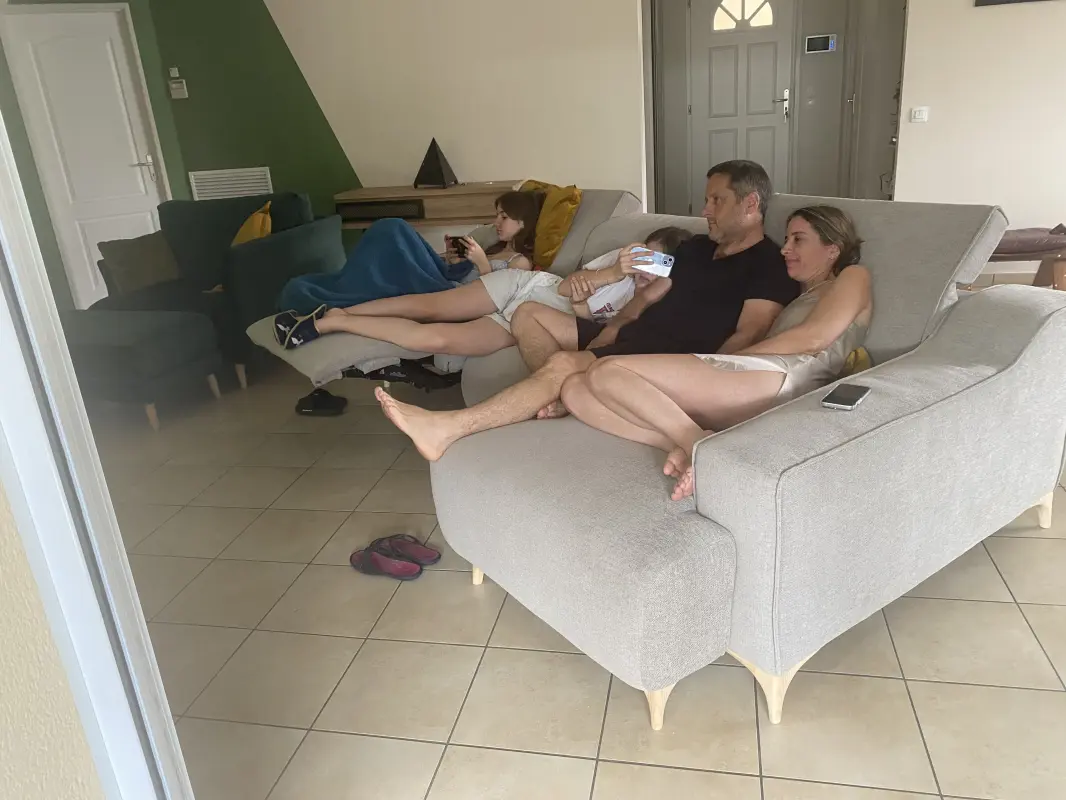 Une famille devant la télé