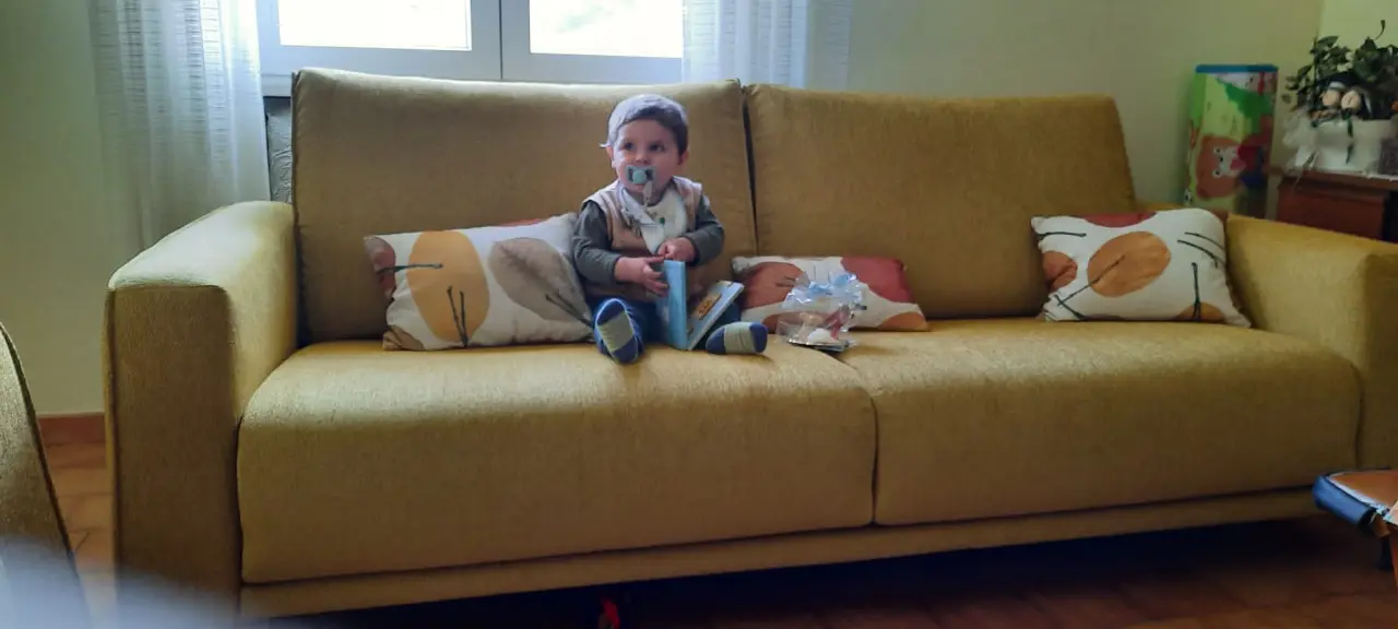 Riccardo e il mio nuovo divano appena arrivato
