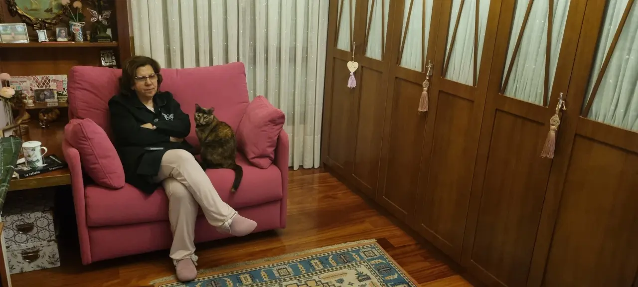 Begoña y Luna disfrutan de su nuevo sofa