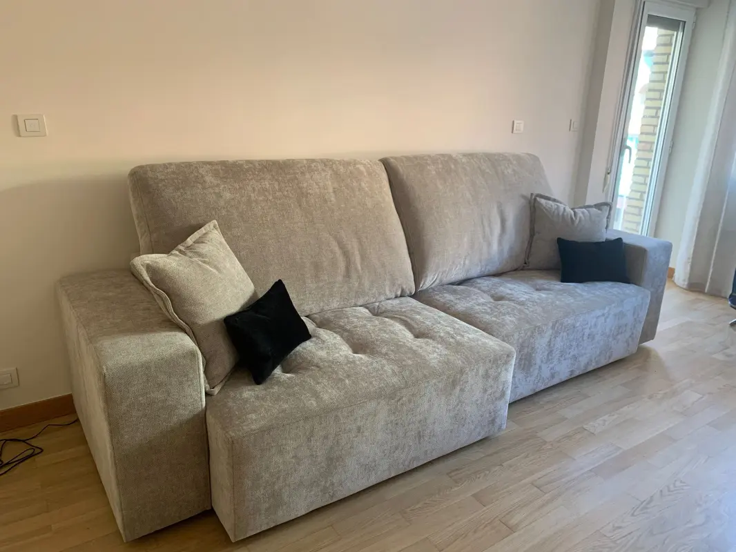 Sofá en salón nuevo