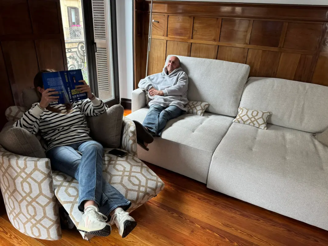 Disfrutando en los sofás de fama en pareja