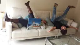 Con los píes levantados