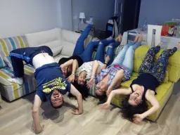 Un sofá,un gimnasio y una fiesta!