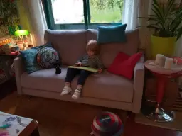 Leer, jugar, ver la tele... todo en mi nuevo cozy sofá!