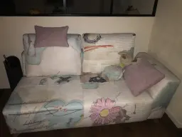 Perez aime notre nouveau canapé !