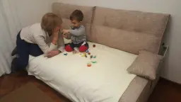 ABUELA CON SU NIETO JUGANDO EN SU SOFÁ INDY