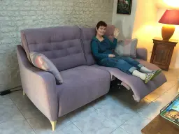 Heureuse sur mon canapé