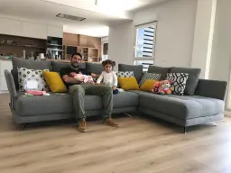 nacer con un sofa debajo del brazo