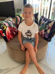 Lana qui pose sur le fauteuil pivotant de Maman