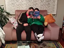 Eligiendo sus juguetes por Navidad