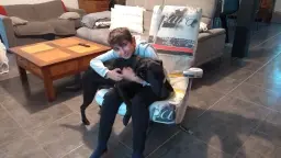 Sacha profite du nouveau fauteuil.....