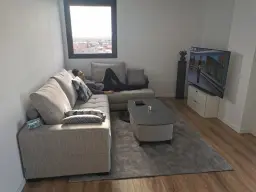 Disfrutando de sofá y mesa!