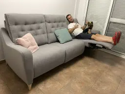 Disfrutando del mejor sillón del mundo con mi mascotita!!!