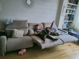 Los peques y un gato