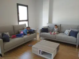 Peques disfrutando sofás