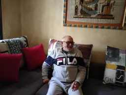Señor en sofa