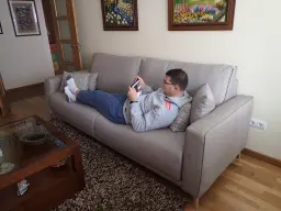 Disfrutando en mi sofá