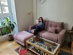 Disfrutando del Sofá y la lectura