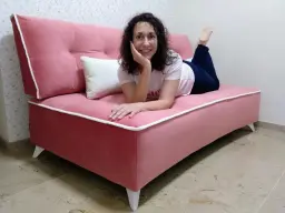 ¡Qué bieeeen me sienta este sofá!