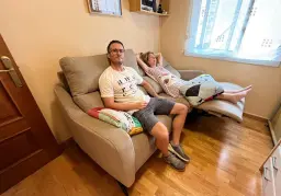 Estrenando el sofá nuevo