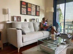 Leyendo en el sofá