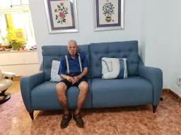 Casi camuflado en el sofá