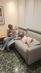 Probando el sofá de los abuelos!!