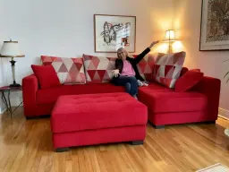 Brigitte adore son divan Fama Living Montréal