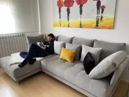 Disfrutando de un buen libro y sofá