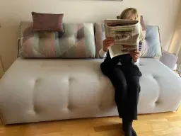 DESCANSANDO CON EL PERIODICO