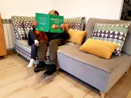 Àvia i net llegint les instruccions del tió :)