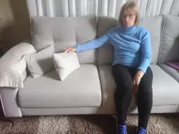 Pili en su nuevo sofá