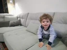 Nos encanta corretear por este sofá maravilloso