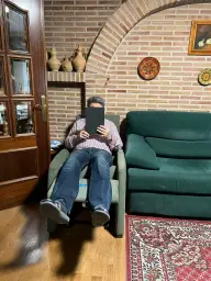 Leyendo en el sillón