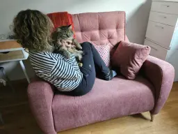 Con la dueña del sofá