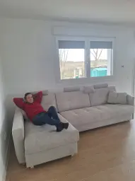 "Relajado en mi nuevo sofá"