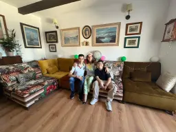 Cumpliendo años feliz en mi nuevo sofá